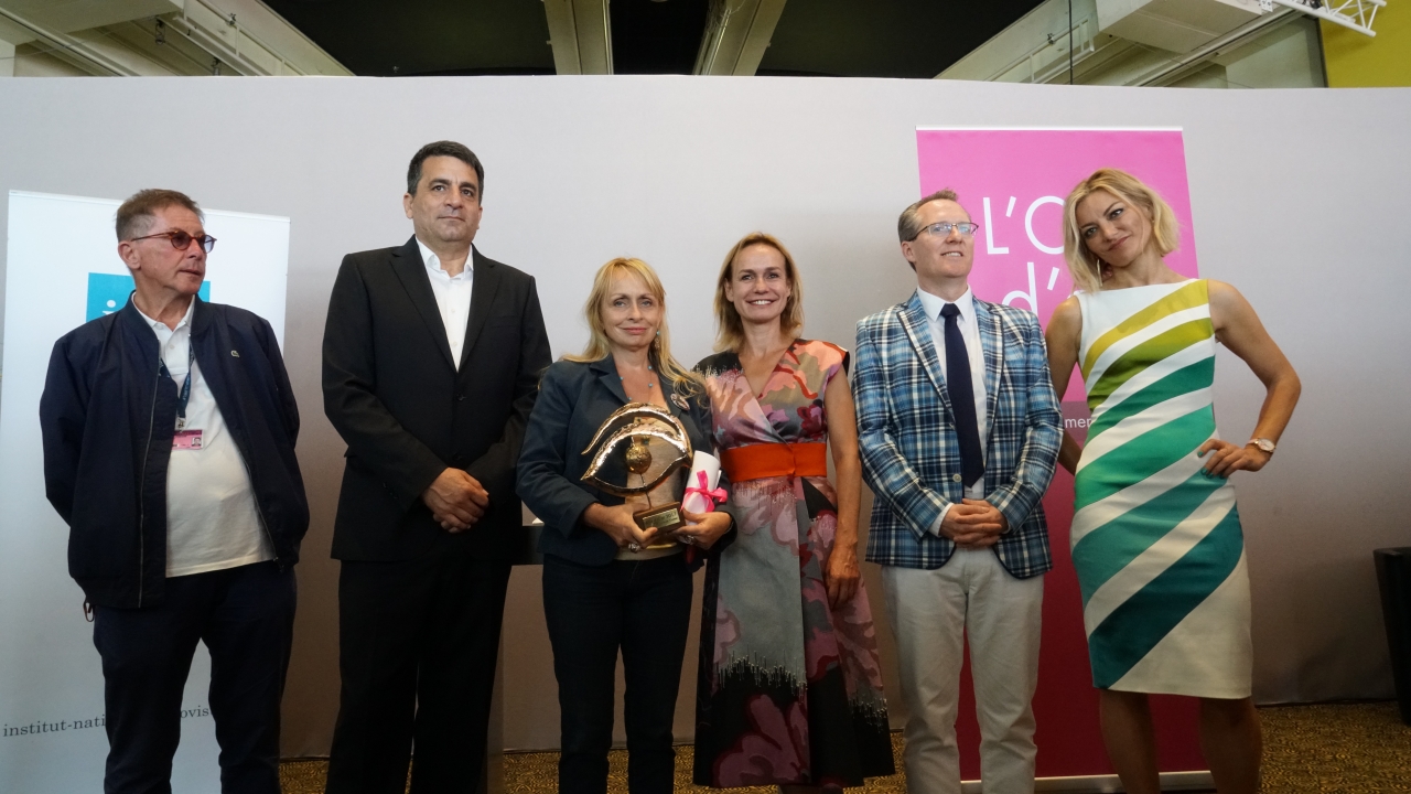 Rosalie Varda, daughter of filmmaker Agnès Varda, accepts the L'Oeil d'or, on behalf of her mother and JR, co-directors of Visages Villages (Faces Places). Surrounding her are members of the documentary jury (L-R) Lorenzo Codelli, Dror Moreh, jury president Sandrine Bonnaire, Thom Powers and Lucy Walker. Photo: Matthew Carey