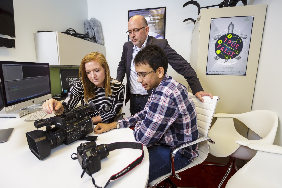 Professor Stacey Woelfel works with students in the Jonathan B. Murray Center for Documentary Journalism. Photo: Notley Hawkins.