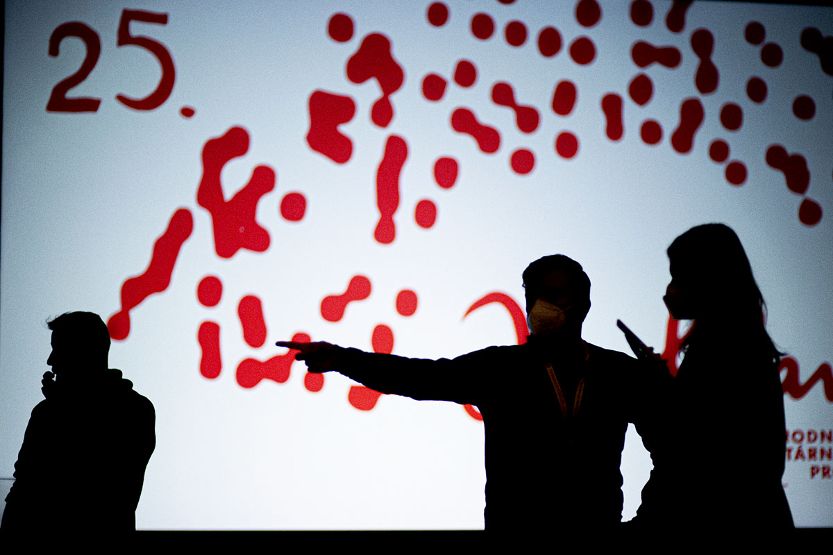 A silhouette of two people against a screen at Jihlava IDFF's opening ceremony. Photo by Štefan Berec