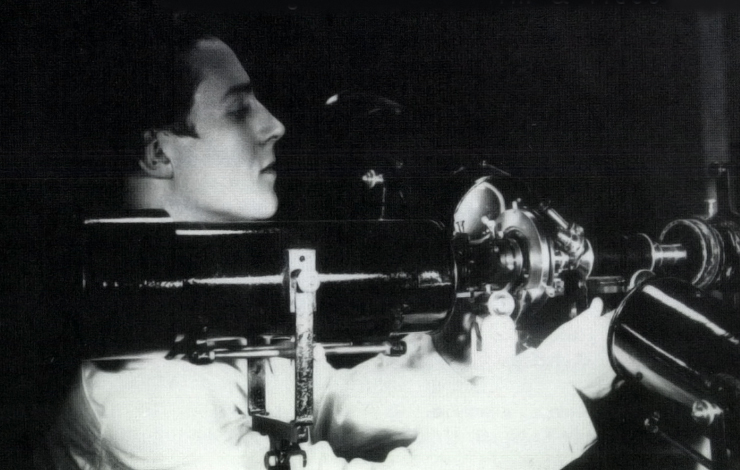 Jean Painlevé in 1925 with microcinema equipment.