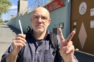 April 15, 2016. In front of Bakirköy Women’s Prison, where my colleague and dear friend Esra Mungan, a professor of psychology at Boğaziçi University, was imprisoned. The writing on my fingers reads: “Freedom for Pens,” meaning freedom for those who express their thoughts in writing, which is a basic right.