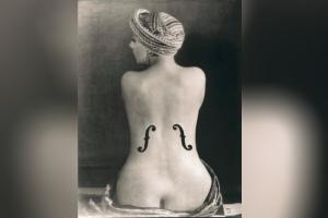 A black-and-white photo of a woman's backside from 'Kiki, Le Violon d'Ingres.'
