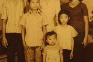An old portrait photo of a family of six.
