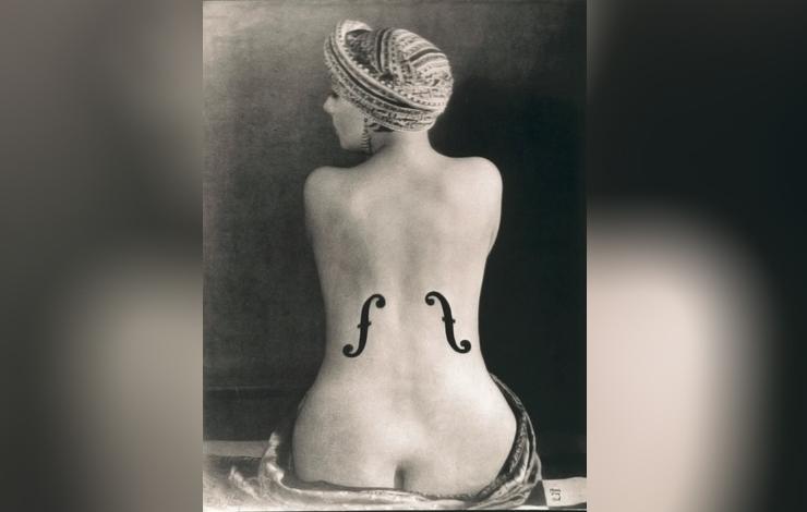 A black-and-white photo of a woman's backside from 'Kiki, Le Violon d'Ingres.'