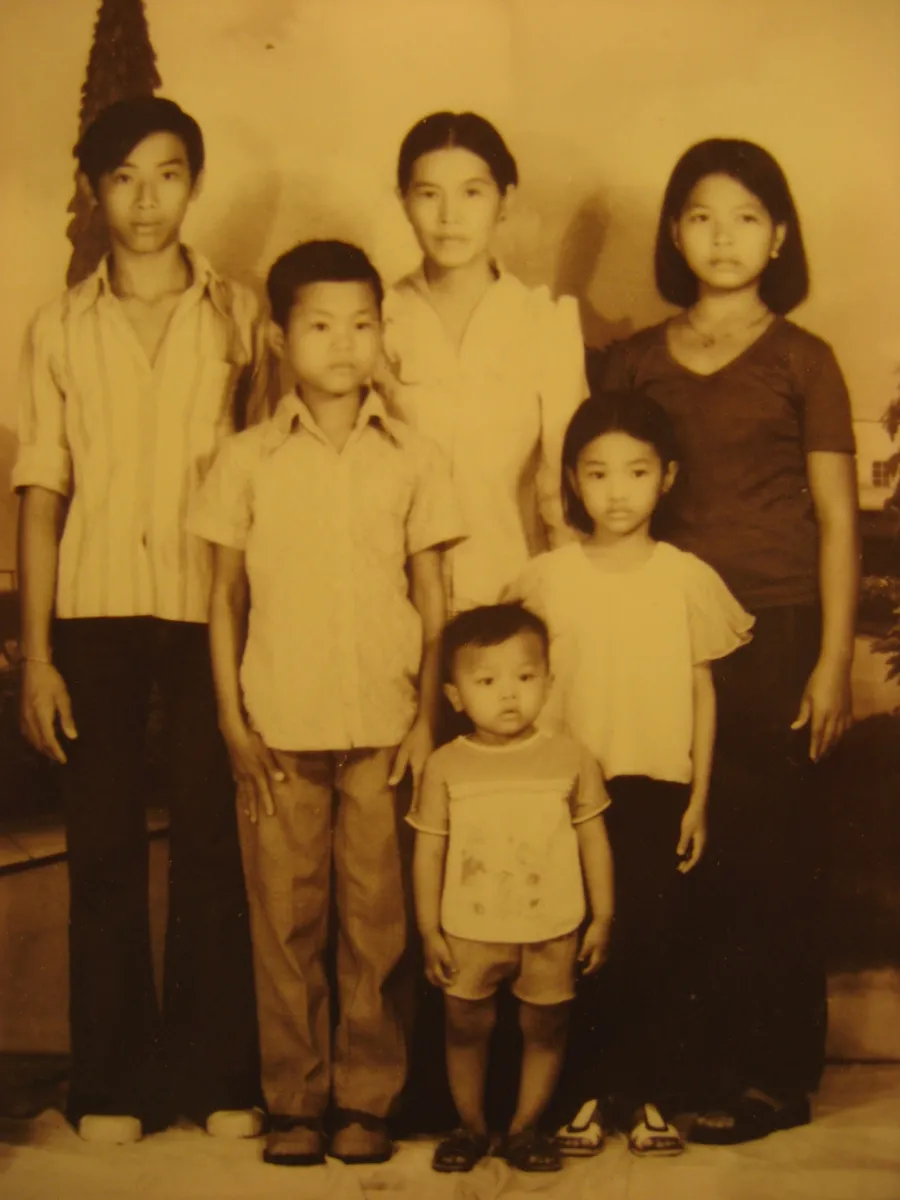 An old portrait photo of a family of six.
