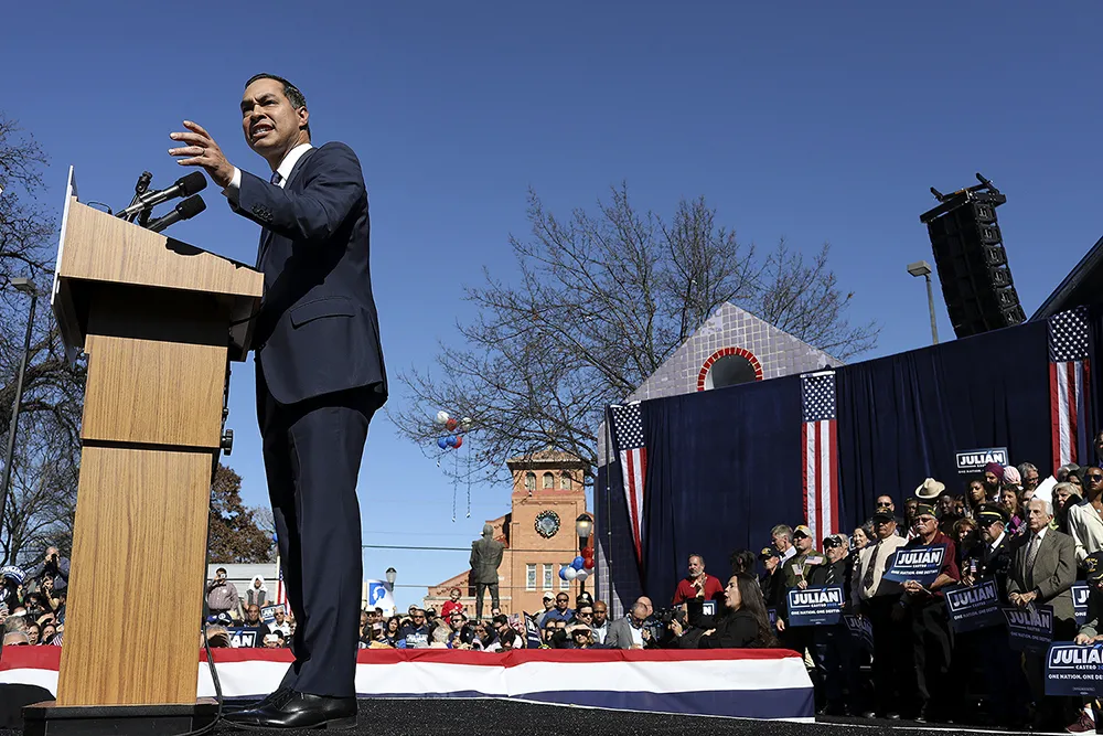Julían Castro Stands on a podium before his supporters