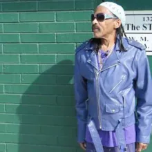 Teenie in front of the green brick walls of Royal Studios